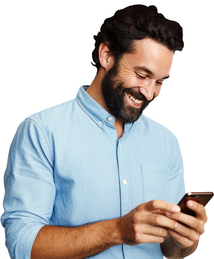Homem sorrindo com celular