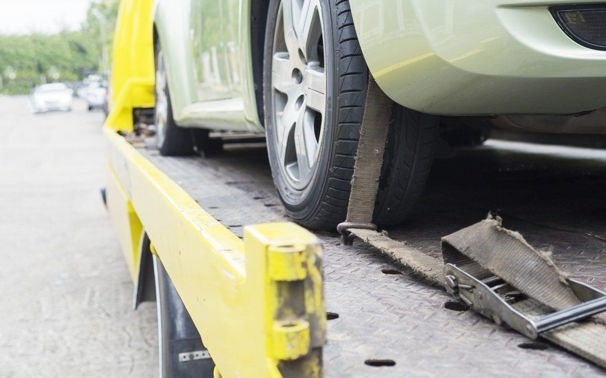 Guincho plataforma transportando um carro com segurança
