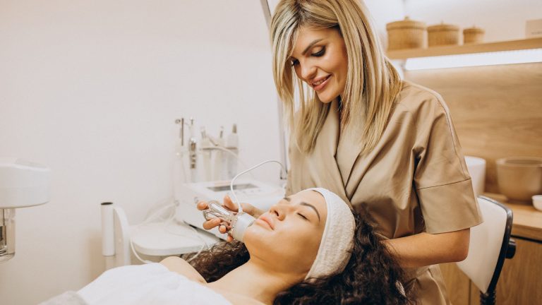 Marketing Digital para Clínica de Estética: O Guia Completo para Atrair e Fidelizar Clientes